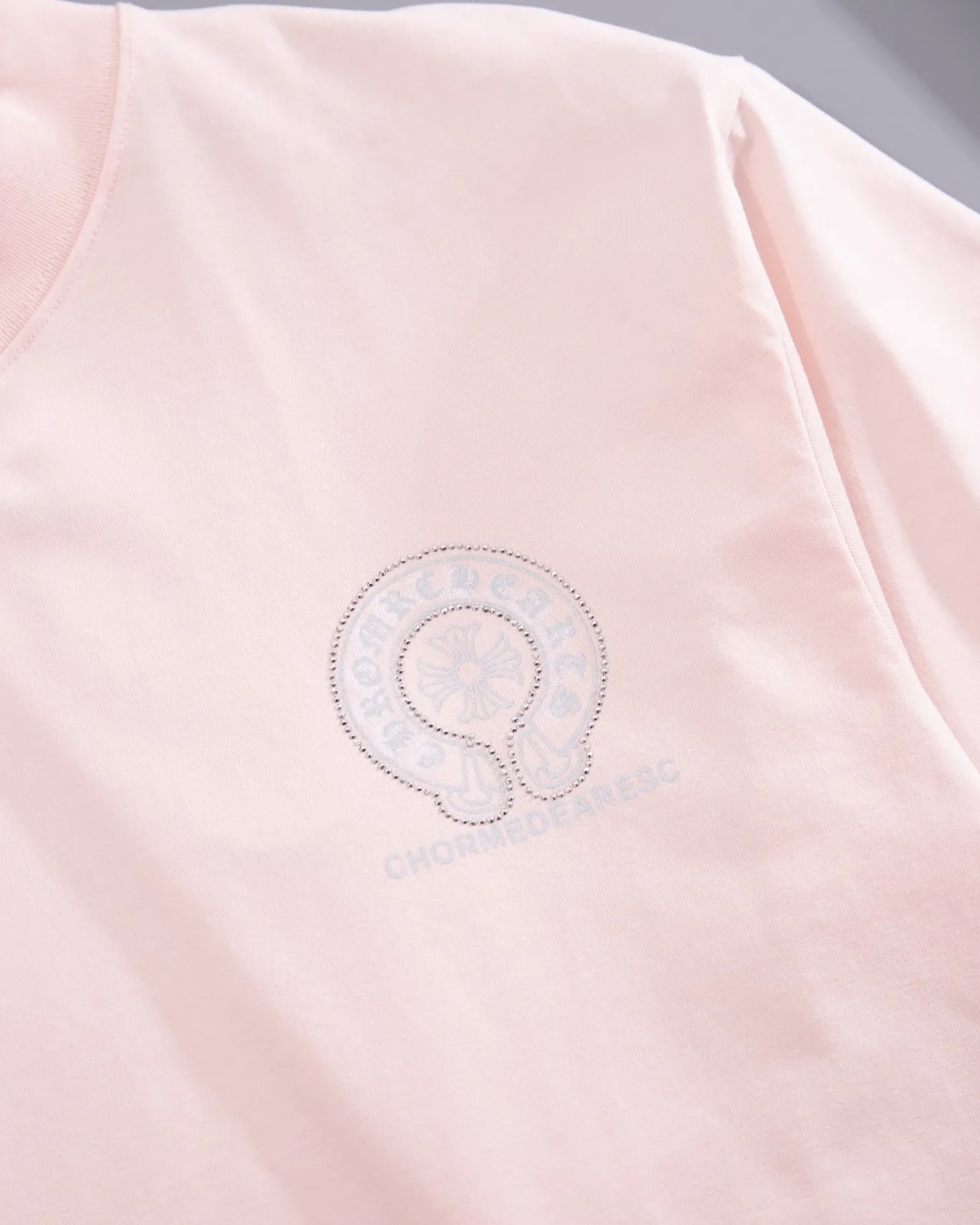 P190 CHROME HEARTS hot-drilled short-sleeved T-shirt. The front and rear panels are marked with high-end hot-drilled flower craftsmanship. The fabric is comfortable and soft, and the high-end washing water is used. The ribs are customized and dyed in the same cylinder. Three standards are complete, the official website is synchronized, and the original mold is opened. The same style for men and women. It is also a practical item that is necessary for daily use. Color: Black White Pink Size: S M L XL